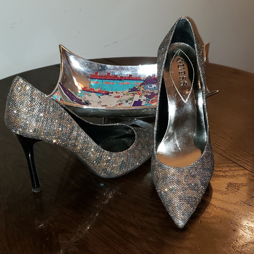 GUESS metallic luster pumps